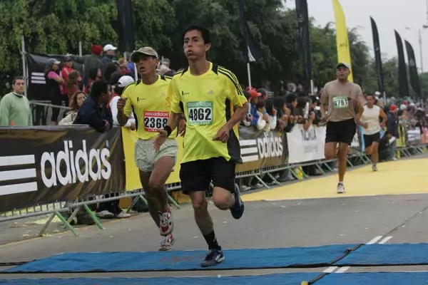 Runners llegando a la meta en la edición 2009​