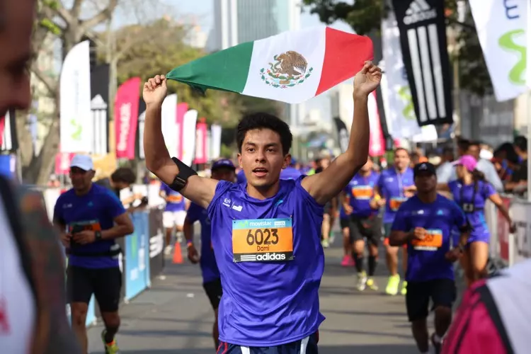 runner con la bandera de México en la edición 2015​